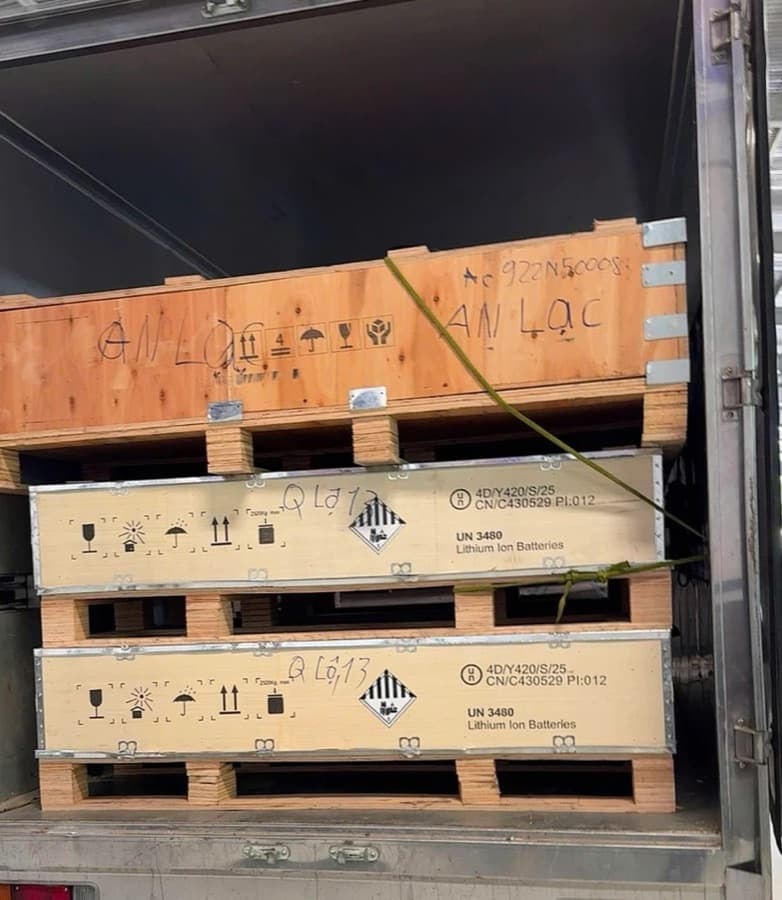 Các thùng pin lithium thay thế vừa về xưởng