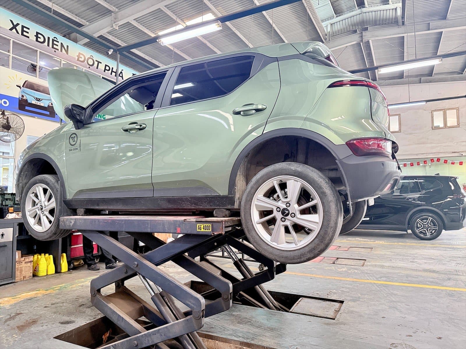 Xe đang được kiểm tra trên cầu nâng tại xưởng