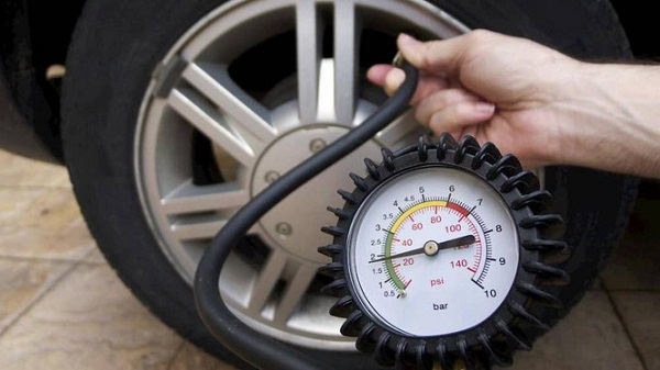 Kiểm tra lốp xe